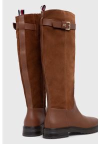 TOMMY HILFIGER - Tommy Hilfiger kozaki skórzane CASUAL ESSENTIAL BELT LONGBOOT damskie kolor brązowy na płaskim obcasie FW0FW07480. Okazja: na co dzień. Nosek buta: okrągły. Kolor: brązowy. Materiał: skóra. Szerokość cholewki: normalna. Obcas: na obcasie. Styl: casual. Wysokość obcasa: niski #4