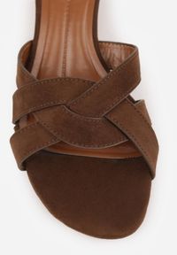 Born2be - Brązowe Klapki VICES na Kaczuszkowym Obcasie z Przeplatanymi Paskami Merose. Okazja: na co dzień. Kolor: brązowy. Materiał: jeans. Wzór: paski. Obcas: na obcasie. Styl: casual, elegancki. Wysokość obcasa: średni #6