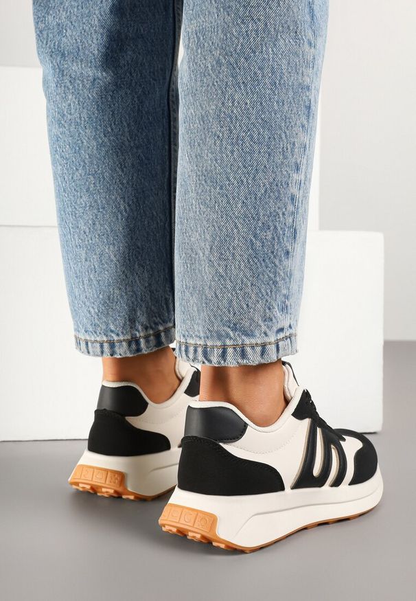 Born2be - Czarne Sneakersy z Geometrycznym Zdobieniem Avislia. Okazja: na co dzień. Kolor: czarny. Materiał: jeans. Wzór: aplikacja, geometria