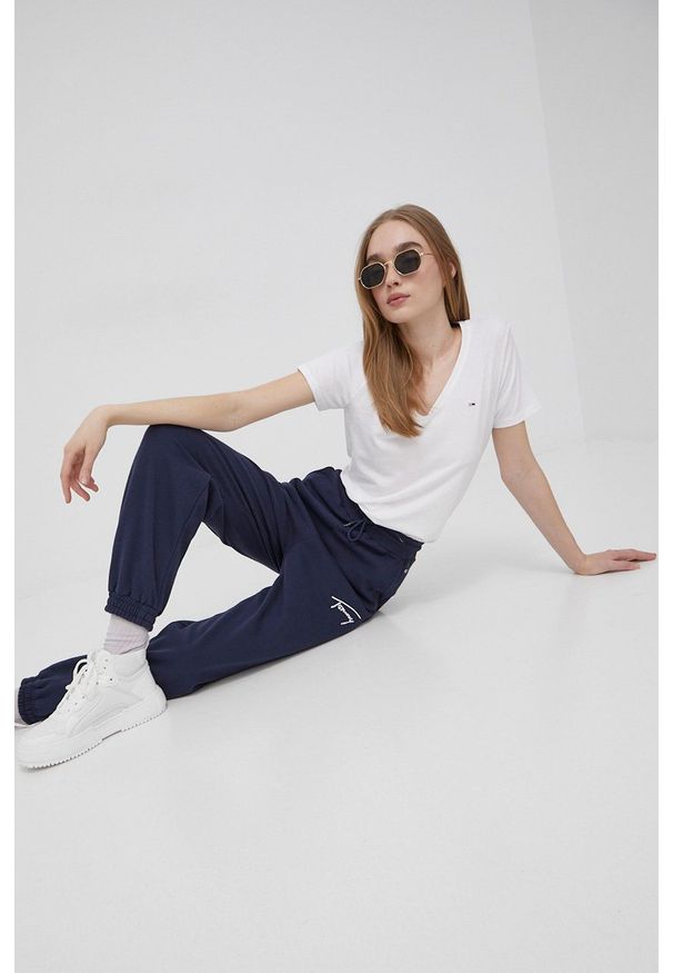 Tommy Jeans spodnie damskie kolor granatowy gładkie. Kolor: niebieski. Materiał: materiał, dzianina. Wzór: gładki