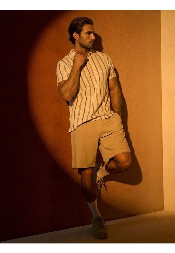 Sinsay - Dzianinowe szorty - beżowy. Kolor: beżowy. Materiał: dzianina