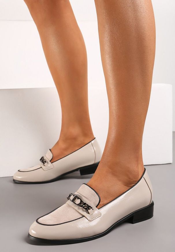 Renee - Beżowe Lakierowane Mokasyny w Stylu Loafersów z Klamrą i Skórzaną Wkładką Darnifa. Zapięcie: klamry. Kolor: beżowy. Materiał: lakier, skóra. Wzór: aplikacja. Obcas: na obcasie. Styl: elegancki, klasyczny. Wysokość obcasa: średni