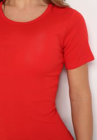 Born2be - Czerwony T-shirt Phereisis. Okazja: na co dzień. Kolor: czerwony. Materiał: dzianina. Długość rękawa: krótki rękaw. Długość: krótkie. Wzór: gładki. Styl: casual