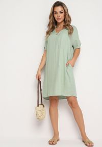 Born2be - Zielona Pudełkowa Sukienka z Bawełny z Podwijanymi Rękawami Carinea. Okazja: do pracy, na co dzień, na spotkanie biznesowe. Typ kołnierza: dekolt w serek. Kolor: zielony. Materiał: bawełna. Styl: klasyczny, casual, elegancki, biznesowy #4
