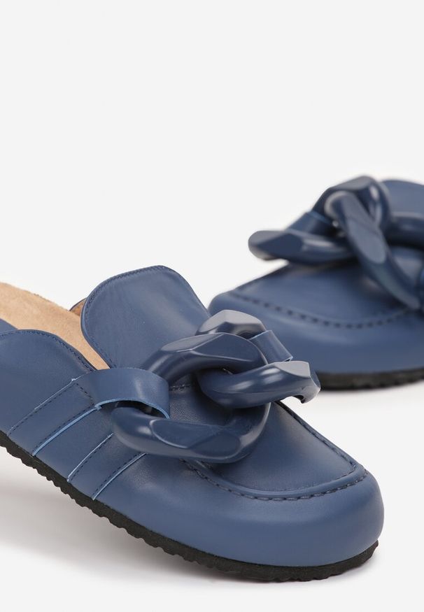 Born2be - Niebieskie Klapki z Imitacji Skóry na Płaskiej Podeszwie Korkowej z Ozdobnym Łańcuchem Enedia. Kolor: niebieski. Materiał: skóra. Obcas: na płaskiej podeszwie