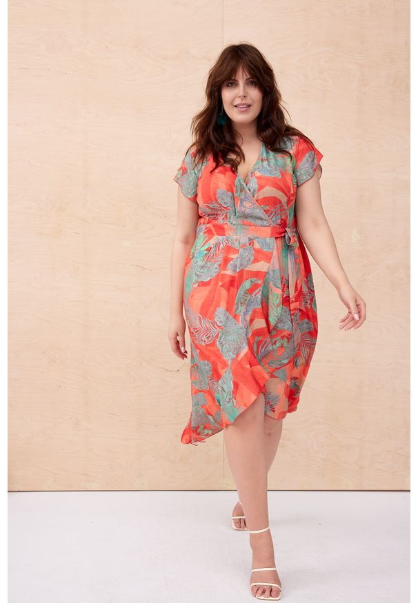 blue shadow - Sukienka Vortex Plus Size Koral. Okazja: do pracy, na plażę. Kolekcja: plus size. Materiał: wiskoza, materiał, tkanina. Długość rękawa: krótki rękaw. Sezon: lato. Typ sukienki: dla puszystych