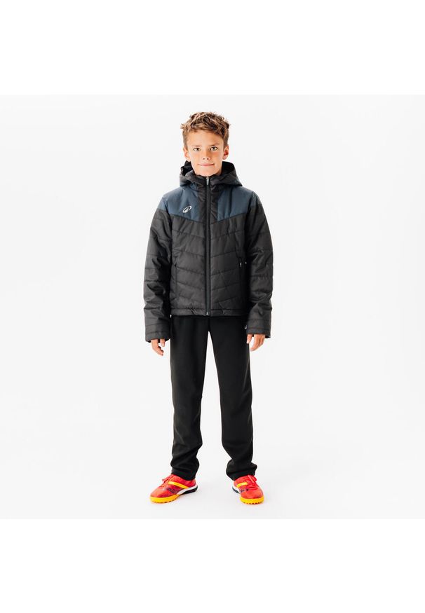 KIPSTA - Krótka kurtka do piłki nożnej dla dzieci Kipsta. Kolor: czarny. Długość: krótkie. Sport: piłka nożna