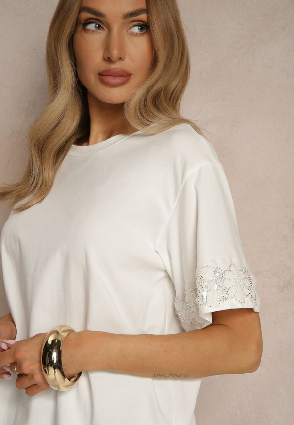 Renee - Biała Bawełniana Bluzka z Koralikami na Rękawach Tasmoi. Okazja: na co dzień. Kolor: biały. Materiał: bawełna. Wzór: kwiaty, aplikacja. Styl: casual