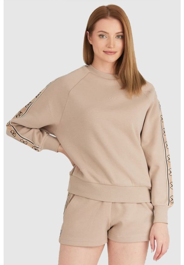 Guess - GUESS Beżowa bluza damska z lampasami w logo. Kolor: beżowy. Materiał: bawełna. Wzór: aplikacja