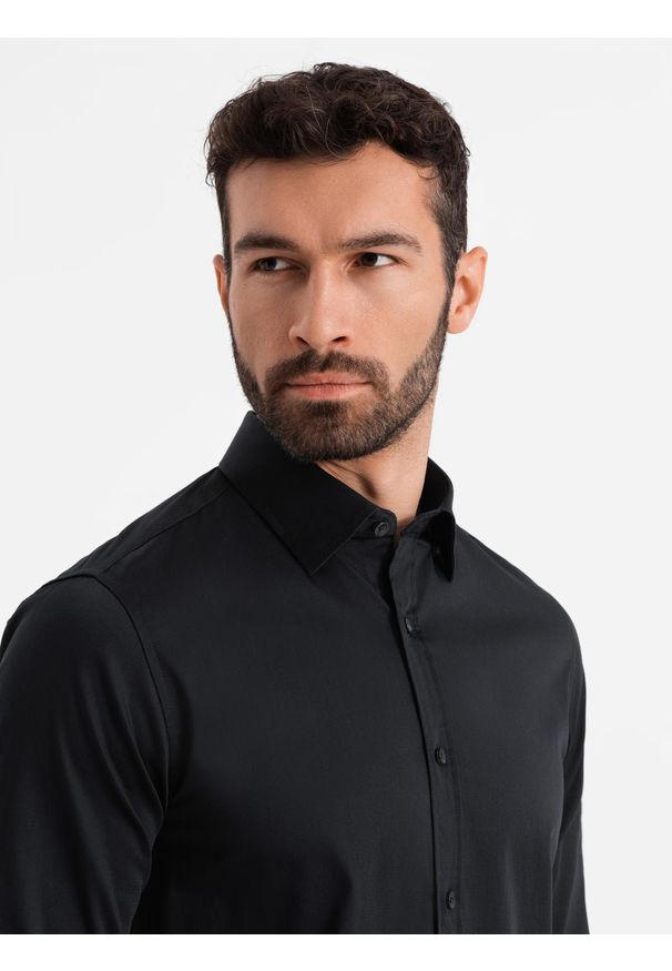 Ombre Clothing - Klasyczna koszula męska SLIM FIT z satynowej tkaniny – czarna V4. Okazja: na spotkanie biznesowe, do pracy, na co dzień. Typ kołnierza: kołnierzyk klasyczny. Kolor: czarny. Materiał: satyna, tkanina. Wzór: gładki. Styl: klasyczny