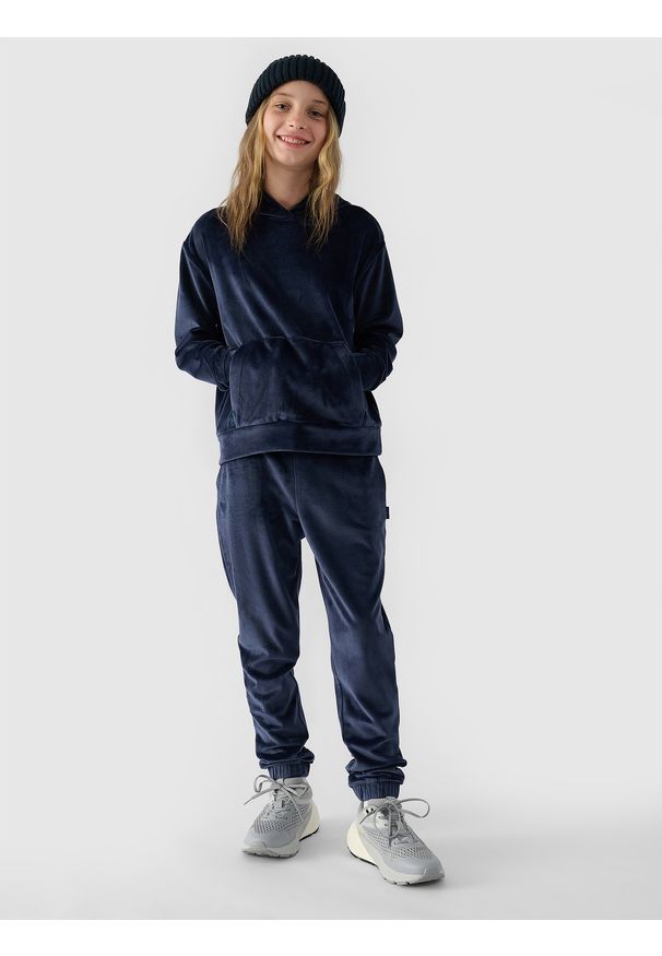 4f - 4F Bluza dresowa z weluru nierozpinana z kapturem dziewczęca - granatowa 164 (13-14 lat). Okazja: na co dzień. Typ kołnierza: kaptur. Kolor: niebieski. Materiał: welur, dresówka. Wzór: jednolity, gładki, ze splotem. Sezon: lato. Styl: casual, sportowy