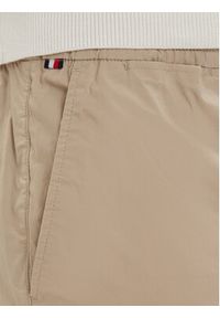 TOMMY HILFIGER - Tommy Hilfiger Chinosy Denton MW0MW42340 Beżowy jasny Slim Fit. Kolor: beżowy. Materiał: bawełna #3