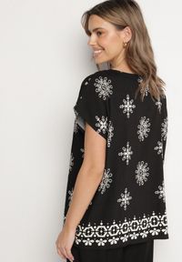 Born2be - Czarna Bluzka Boho z Wiskozą z Krótkim Rękawem i Wiązaniem przy Szyi Dannelle. Kolor: czarny. Materiał: wiskoza. Długość rękawa: krótki rękaw. Długość: krótkie. Styl: boho #6