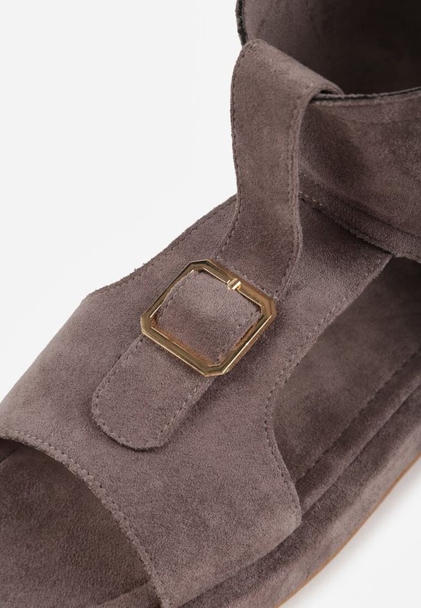 Renee - Szare Sandały Typu Botki Ozdobione Metaliczną Klamrą z Przodu Adrasaia. Zapięcie: klamry. Kolor: szary. Wzór: aplikacja. Sezon: lato