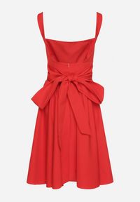 Born2be - Czerwona Sukienka Rozkloszowana z Ozdobną Kokardą na Plecach Sonarisea. Typ kołnierza: kokarda. Kolor: czerwony. Typ sukienki: rozkloszowane. Styl: klasyczny #6