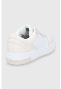Calvin Klein Jeans Buty kolor biały na płaskiej podeszwie. Nosek buta: okrągły. Zapięcie: sznurówki. Kolor: biały. Materiał: guma. Obcas: na płaskiej podeszwie