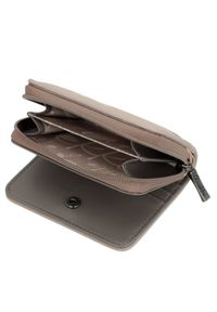 Portfel damski Anekke, z efektownym nadrukiem i metalowym logo zapinany na suwak wyposażony w przegrody na karty kieszeń na monety, brązowy, 42749-90. Kolor: brązowy. Wzór: nadruk #2