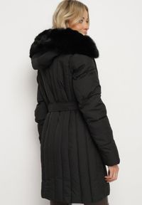 Born2be - Czarna Kurtka z Pionowymi Pikowanymi Przeszyciami i Kapturem z Futrem Wiązana w Pasie Leoriya. Okazja: na co dzień. Kolor: czarny. Materiał: futro. Styl: casual #6