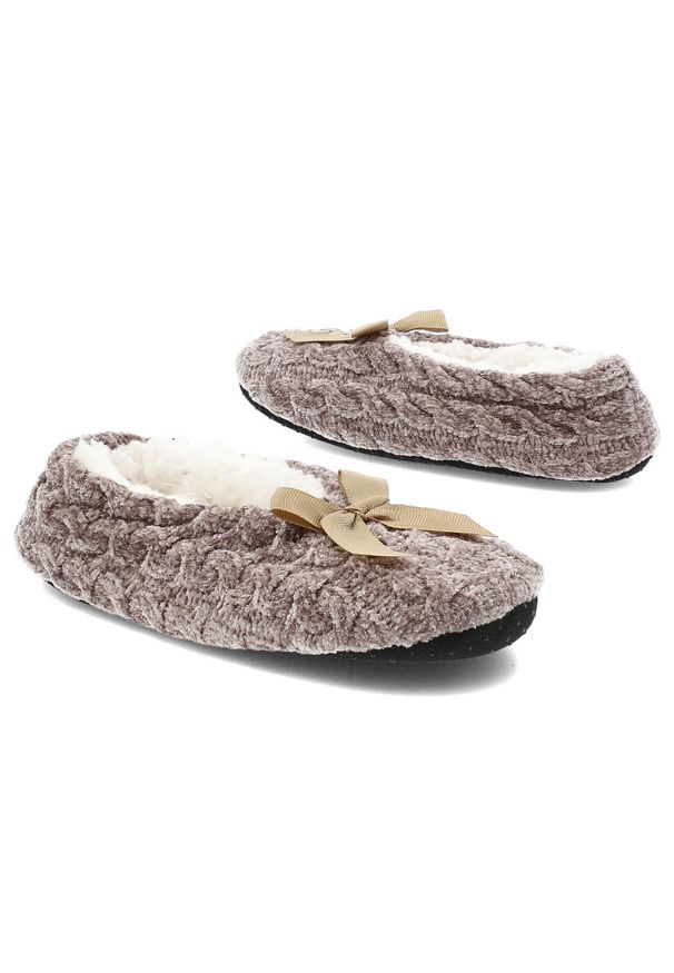 Bambosze damskie Moraj, pantofle ocieplane futerkiem z kokardą i antypoślizgową podeszwą, cappuccino, CDC800-023. Okazja: do domu. Kolor: brązowy. Materiał: futro. Sezon: zima, jesień. Styl: elegancki