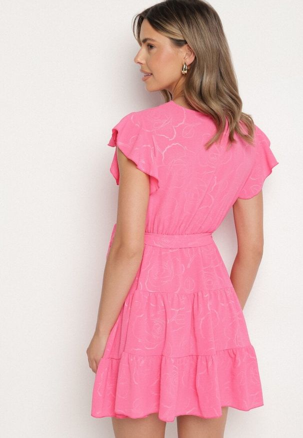 Born2be - Fuksjowa Kopertowa Sukienka Ozdobiona Falbanami i Paskiem Liliessa. Okazja: na co dzień. Typ kołnierza: dekolt w kształcie V. Kolor: różowy. Wzór: aplikacja. Typ sukienki: kopertowe. Styl: casual, elegancki, klasyczny