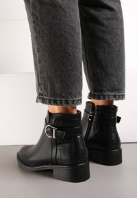 Renee - Czarne Botki na Płaskiej Podeszwie z Klamrą Zapinane na Suwak Vedina. Zapięcie: klamry. Kolor: czarny. Wzór: jednolity. Obcas: na płaskiej podeszwie. Wysokość obcasa: wysoki #5