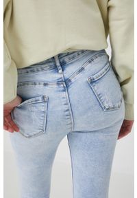Answear Lab jeansy PUSH-UP damskie medium waist. Kolor: niebieski. Styl: wakacyjny