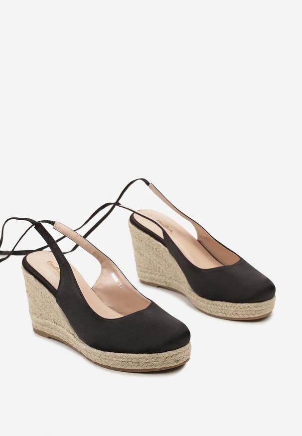 Renee - Czarne Sandały Espadryle z Satynową Cholewką i Plecionym Koturnem Manolla. Kolor: czarny. Materiał: satyna. Wzór: aplikacja. Obcas: na koturnie