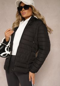 Renee - Czarna Kurtka Ozdobiona Pikowaniem Wykończona Sznurkami i Kapturem Mivissa. Okazja: na spacer, na co dzień. Kolor: czarny. Materiał: jeans. Wzór: aplikacja. Styl: elegancki, casual