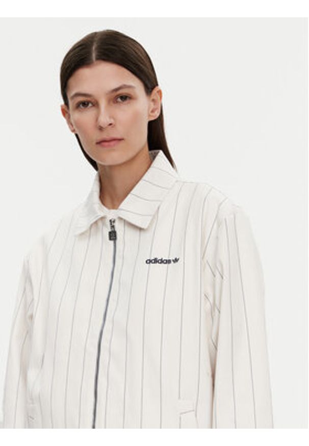 Adidas - adidas Kurtka przejściowa Pinstripe Harrington JJ3476 Biały Loose Fit. Kolor: biały. Materiał: bawełna