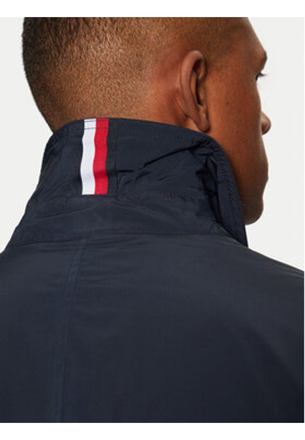 TOMMY HILFIGER - Tommy Hilfiger Płaszcz przejściowy MW0MW37651 Granatowy Regular Fit. Kolor: niebieski. Materiał: syntetyk