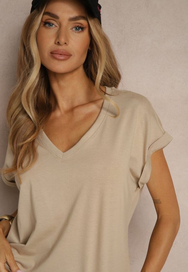 Renee - Beżowy Bawełniany T-shirt z Dekoltem w Serek Lireave. Okazja: na co dzień. Typ kołnierza: dekolt w serek. Kolor: beżowy. Materiał: bawełna. Styl: casual