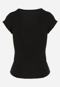 Born2be - Czarny T-shirt o Dopasowanym Kroju z Wycięciem i Guzikami przy Dekolcie Ballirea. Okazja: na co dzień. Kolor: czarny. Materiał: jeans. Wzór: aplikacja. Styl: elegancki, casual