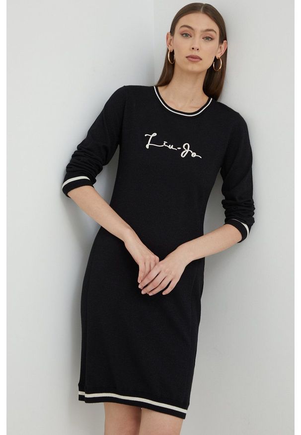 Liu Jo sukienka TF2052.MS75L kolor czarny mini prosta. Okazja: na co dzień. Kolor: czarny. Materiał: materiał, dzianina. Długość rękawa: długi rękaw. Wzór: aplikacja. Typ sukienki: proste. Styl: casual. Długość: mini