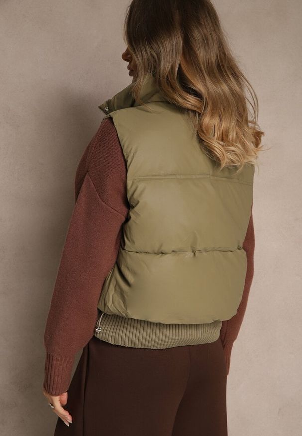 Renee - Zielona Przejściowa Kamizelka z Imitacji Skóry z Pikowanymi Przeszyciami Isomena. Typ kołnierza: kaptur. Kolor: zielony. Materiał: skóra. Wzór: aplikacja. Styl: klasyczny