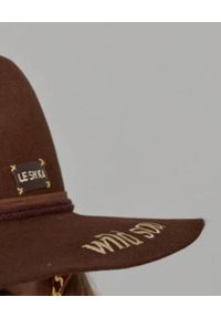 LESHKA - Brązowy kapelusz z pozłacanymi detalami Wild. Kolor: brązowy. Wzór: aplikacja, napisy #3