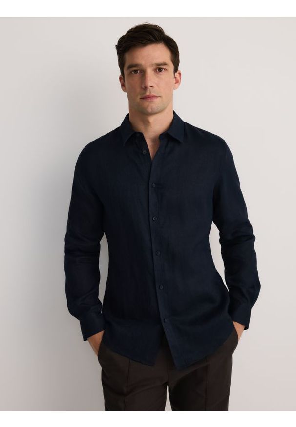 Reserved - Lniana koszula regular fit - granatowy. Kolor: niebieski. Materiał: len
