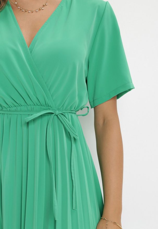 Born2be - Zielona Sukienka Plisowana Maxi z Wiązanym Paskiem Dianiza. Kolor: zielony. Materiał: materiał. Długość: maxi