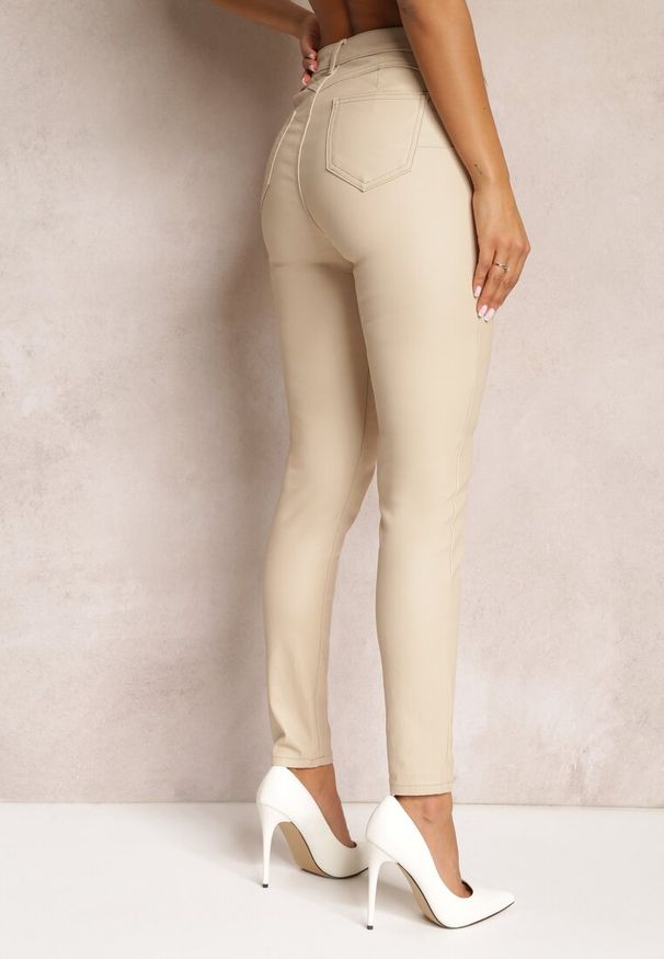 Renee - Jasnobeżowe Spodnie Skinny z Ekoskóry Operwena. Okazja: na co dzień. Stan: podwyższony. Kolor: beżowy. Materiał: satyna. Długość: długie. Styl: sportowy, wizytowy, elegancki, casual