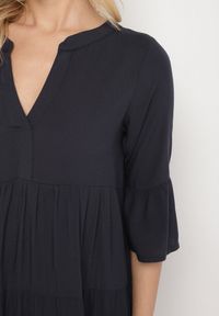Born2be - Granatowa Rozkloszowana Sukienka z Wiskozy z Falbanami Izleia. Okazja: na co dzień. Kolor: niebieski. Materiał: wiskoza. Styl: elegancki, casual