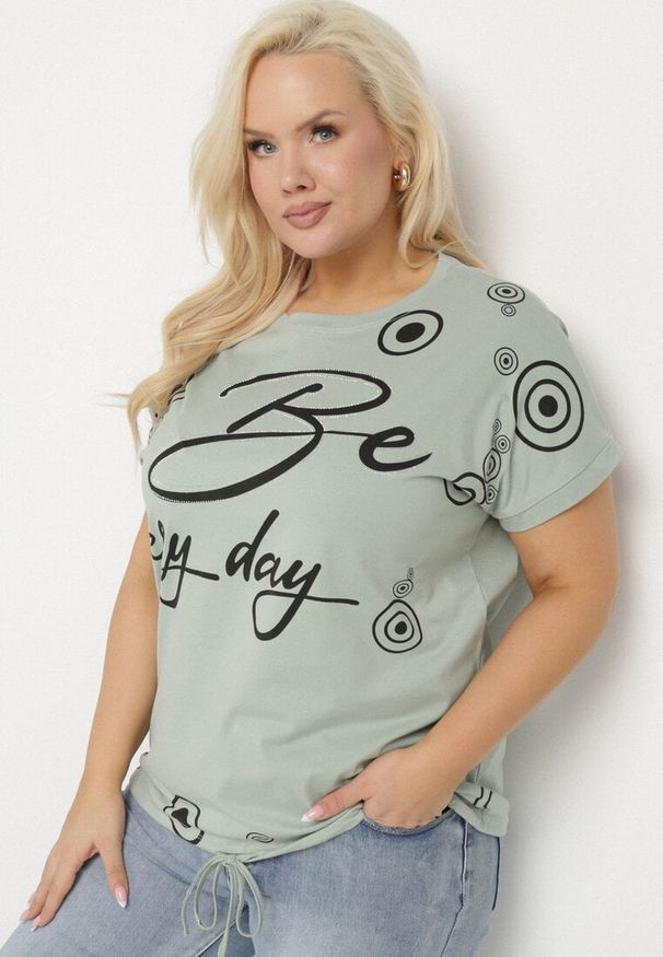 Born2be - Jasnozielony Bawełniany T-shirt z Napisem Be Every Day i Ściągaczem na Dole Ableza. Okazja: na co dzień. Kolekcja: plus size. Kolor: zielony. Materiał: bawełna. Wzór: napisy. Styl: casual