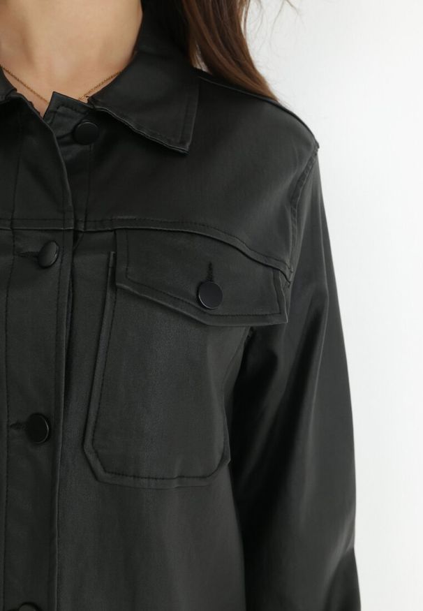 Born2be - Czarna Koszula z Imitacji Skóry Chiphi. Okazja: na co dzień. Typ kołnierza: kołnierzyk klasyczny. Kolor: czarny. Materiał: skóra. Długość rękawa: długi rękaw. Długość: długie. Styl: klasyczny, casual, elegancki