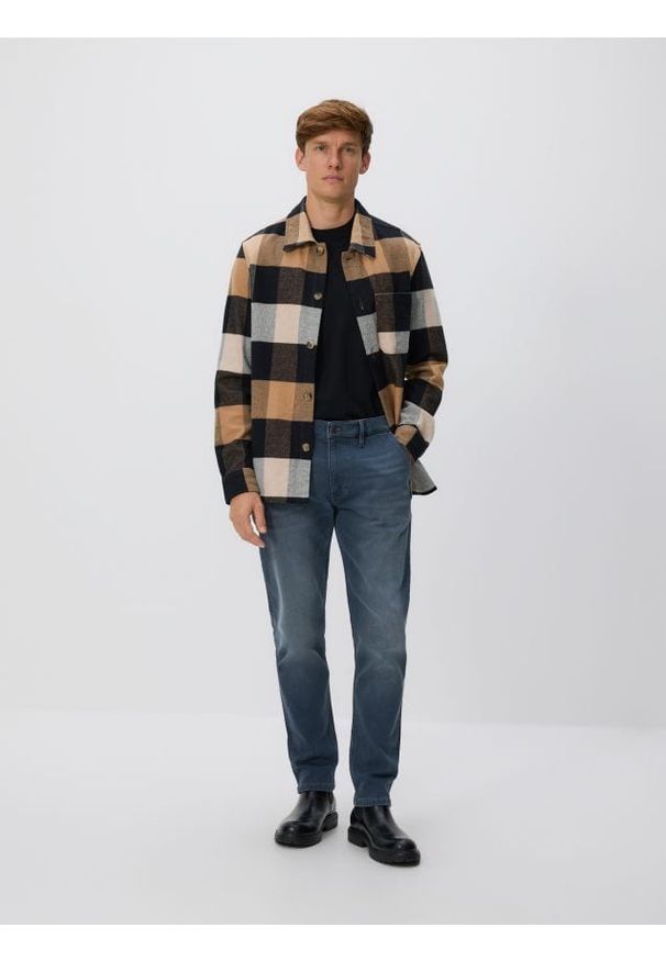 Reserved - Jeansy slim fit z efektem sprania - granatowy. Kolor: niebieski