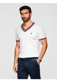 Ombre Clothing - Wiskozowa męska koszulka z dekoltem w serek - biała V1 - Rozmiar: S. Okazja: na co dzień, na spotkanie biznesowe, do pracy. Typ kołnierza: dekolt w serek. Kolor: biały. Materiał: wiskoza. Długość rękawa: krótki rękaw. Długość: krótkie. Wzór: prążki, haft. Styl: biznesowy, casual, elegancki