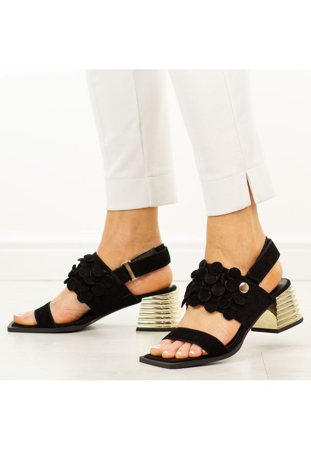 Czarne skórzane sandały damskie DiA 3145. Zapięcie: rzepy. Kolor: czarny. Materiał: skóra, zamsz. Wzór: aplikacja. Sezon: wiosna, lato. Obcas: na obcasie. Styl: elegancki, klasyczny, wizytowy. Wysokość obcasa: średni