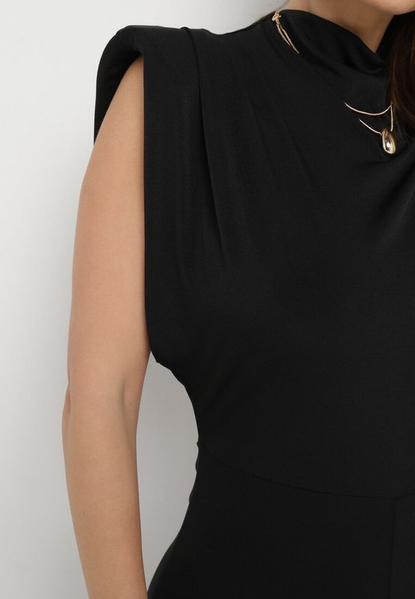 Born2be - Czarny Klasyczny Kombinezon z Długimi Nogawkami i Wycięciem na Plecach Vlokia. Kolor: czarny. Długość: długie. Styl: klasyczny