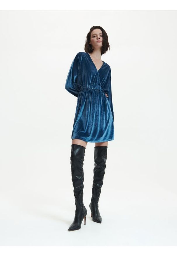 Reserved - Welurowa sukienka - niebieski. Kolor: niebieski. Materiał: welur