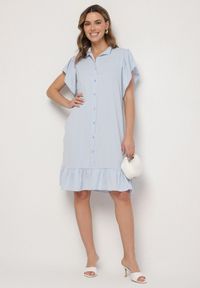 Born2be - Jasnoniebieska Sukienka Koszulowa z Guzikami i Falbankami Tenalena. Okazja: na co dzień. Typ kołnierza: kołnierz z falbankami. Kolor: niebieski. Typ sukienki: koszulowe. Styl: sportowy, casual, elegancki #7