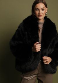 Born2be - Czarna Kurtka Futerko z Kapturem i Kieszeniami Acantte. Okazja: na co dzień. Typ kołnierza: kaptur. Kolor: czarny. Materiał: futro. Styl: casual, elegancki