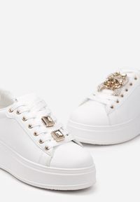 Renee - Biało-Złote Sneakersy z Platformą i Odpinanymi Biżuteryjnymi Aplikacjami na Sznurówkach Tamaki. Okazja: na co dzień. Kolor: biały. Materiał: jeans. Wzór: aplikacja. Obcas: na platformie #6
