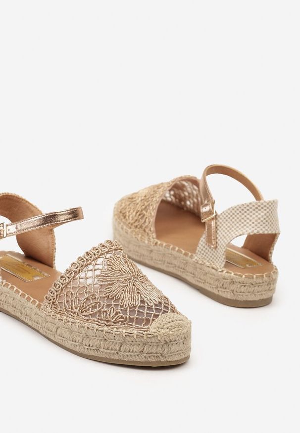 Renee - Szampańskie Espadryle na Niskiej Platformie Zapinane wokół Kostki z Plecionką Asanipia. Kolor: złoty. Sezon: lato. Obcas: na platformie. Styl: elegancki